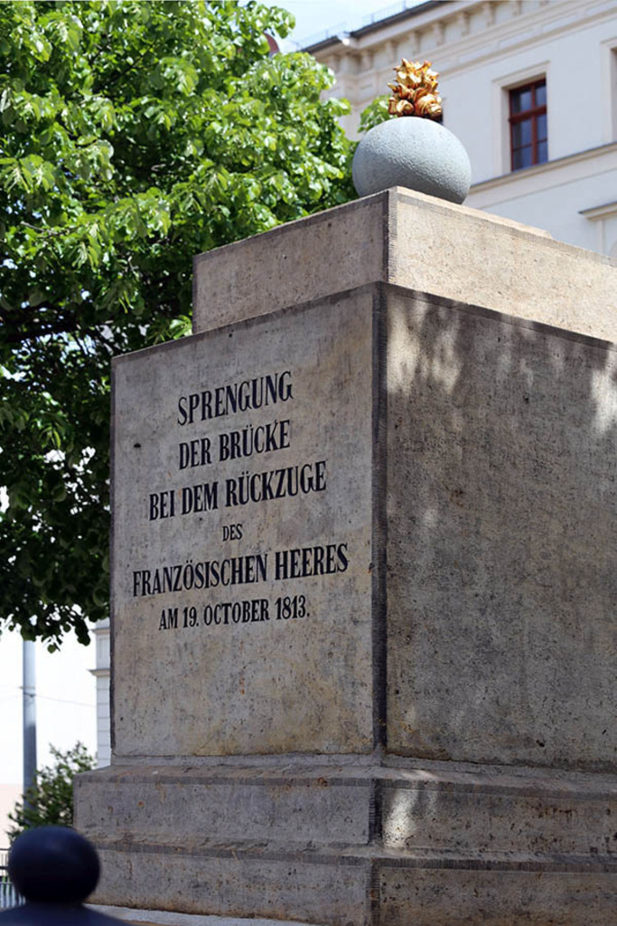 Foto: Leipzig - Brückensprengungsdenkmal | Das Team hinter BILDLEXIKON LEIPZIG bündelt historische wie aktuelle Informationen über die Stadt Leipzig in Text und Bild auf einer Plattform und stellt diese der interessierten Öffentlichkeit zur Verfügung.