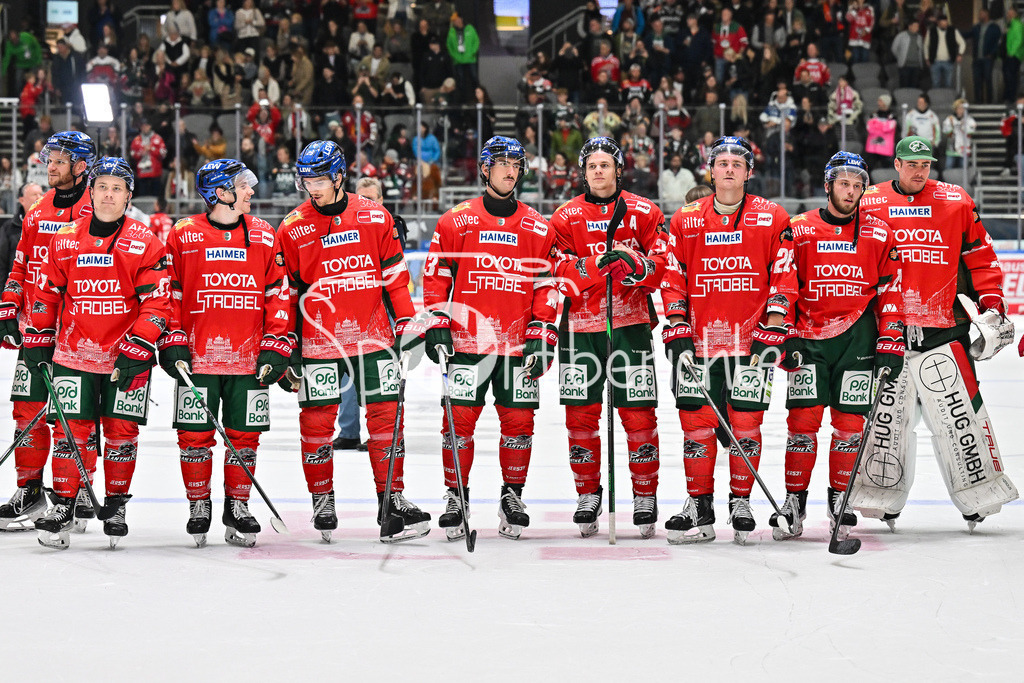 Augsburger Panther - Kölner Haie | Glückliche Augsburger Panther feiern den Heimsieg gegen Köln mit den heimischen Fans / DEL: Augsburger Panther - Kölner Haie; Curt Frenzel Stadion am 26.09.2025 / Maximilian RENNER (Augsburger Panther #58), Florian ELIAS (Augsburger Panther #67), Kyle MAYHEW (Augsburger Panther 27), Christian HANKE (Augsburger Panther #25), Leon VAN DER LINDE (Augsbuerger Panther #43), Tim WOHLGEMUTH (Augsburger Panther 33), Alexander BLANK (Augsburger Panther 26), Riley DAMIANI (Augsburger Panther #19), Peyton JONES (Augsburger Panther 41)