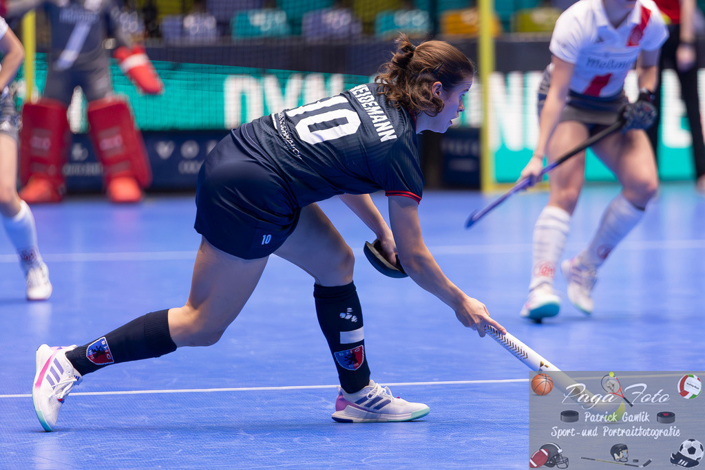 Volvo E.R.B. Final 4 Halbfinale Frauen: Der Club an der Alster - Berlienr HC, 25.01.2025 | Linnea Weidemann (Berliner HC #10) am Ball, Der Club an der Alster - Berlienr HC, Frankfurt, Süwag Arena, 25.1.2025 - Realisiert mit Pictrs.com