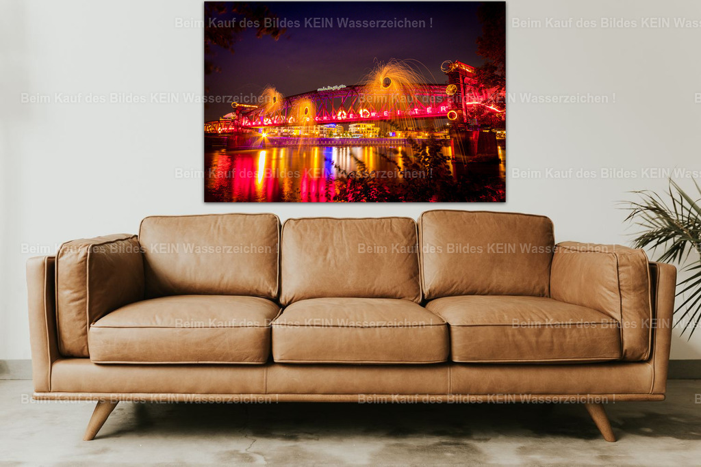 Lichtkunst_Daniel_Hubbrücke_3520-3 wall_living_room | Ein faszinierendes Lichtspiel über der Elbe: Die historische Magdeburger Hubbrücke erstrahlt in kräftigen Rot-, Pink- und Goldtönen. Die spektakulären Lichtbögen und ihre farbenfrohen Spiegelungen auf dem Wasser verleihen der nächtlichen Aufnahme eine außergewöhnliche Dynamik. Das Zusammenspiel aus technischer Stahlkonstruktion, Lichtkunst und dunklem Nachthimmel macht dieses Motiv zu einem besonderen Blickfang.Als großformatige Leinwand über einer Couch entfaltet das Bild seine intensive Farbwirkung besonders eindrucksvoll. Die leuchtenden Farben setzen einen modernen Akzent und bilden einen spannenden Kontrast zu einer schlichten oder natürlich gehaltenen Einrichtung. Auch als Acrylglasbild kommt die Leuchtkraft des Motivs wirkungsvoll zur Geltung.Die Aufnahme stammt aus meinem eigenen Bildarchiv und zeigt Magdeburg von einer außergewöhnlichen Seite. Ein besonderes Wandbild für alle, die ihre Stadt lieben und ausdrucksstarke Fotografie schätzen. - Realisiert mit Pictrs.com