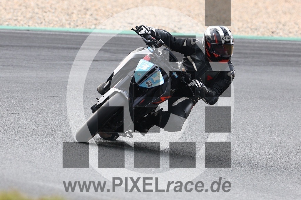 0031-20240913_04515 | Schöne Erinnerungen an spannende Momente - das festzuhalten ist unser Job. PIXELrace.de ist seit 2003 auf den Rennstrecken Europas unterwegs um die Action draußen beim Fahren und die wunderbare Stimmung imm Fahrerlager für euch einzufangen.