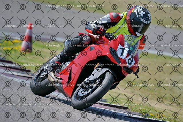 26BT02-1004 | markuskiefer.com - Realisiert mit Pictrs.com