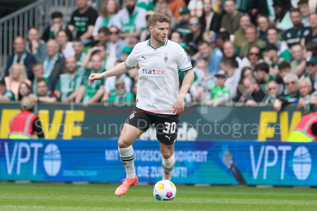 Fussball, Bundesliga, SV Werder Bremen - Borussia Mönchengladbach | v.li.: Nico Elvedi (Borussia Mönchengladbach, 30) am Ball, Freisteller, Einzelbild, Ganzkörper, Aktion, Action, Spielszene, DIE DFL-RICHTLINIEN UNTERSAGEN JEGLICHE NUTZUNG VON FOTOS ALS SEQUENZBILDER UND/ODER VIDEOÄHNLICHE FOTOSTRECKEN. DFL REGULATIONS PROHIBIT ANY USE OF PHOTOGRAPHS AS IMAGE SEQUENCES AND/OR QUASI-VIDEO.