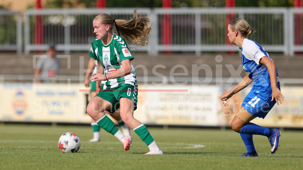 Fussball, Testspiel Frauen, SV Werder Bremen - AZ Alkmaar | v.li.: Marie Gmeineder (SV Werder Bremen, 6) und Jasmijn van Uden (AZ Alkmaar, 21) im Zweikampf, Duell, Dynamik, Aktion, Action, Spielszene