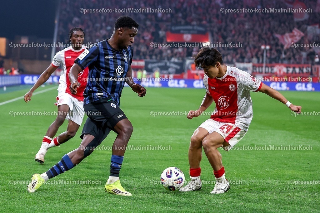 RWE04032601105 | 2026.03.04, Fußball, 3.Liga Herren, Rot-Weiss Essen -  SV Waldhof Mannheim, Stadion Hafenstraße, 27.Spieltag, Saison 2025 / 2026: Oluwaseun Ogbemudia (Waldhof Mannheim #05) im Zweikampf gegen  Kaito Mizuta&nbsp;(Rot-Weiss Essen #24)  DFB regulations prohibit any use of photographs as image sequences and or quasi-video.