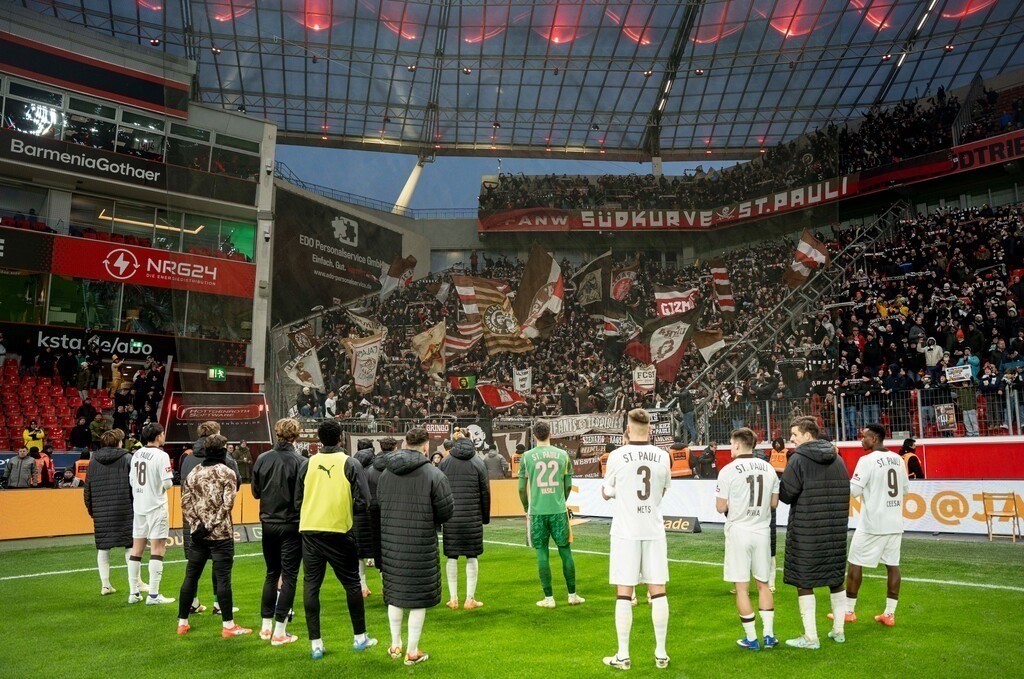FCP04242 | Der offizielle Shop für FC St. Pauli Fotos. Wähle aus Spielszenen & Fanmomenten dein FCSP Wunschformat. Wir liefern Millerntor-Atmosphäre.