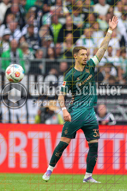Borussia Mönchengladbach vs SV Werder Bremen - Bundesliga  | Mönchengladbach, Deutschland, 14.09.25:   Marco Friedl (SV Werder Bremen) gestikuliert, Gestik waehrend des Spiels der Bundesliga zwischen Borussia Mönchengladbach vs SV Werder Bremen im Stadion im Borussia Park(Foto von Brauer-Fotoagentur / Adrian Schlueter)