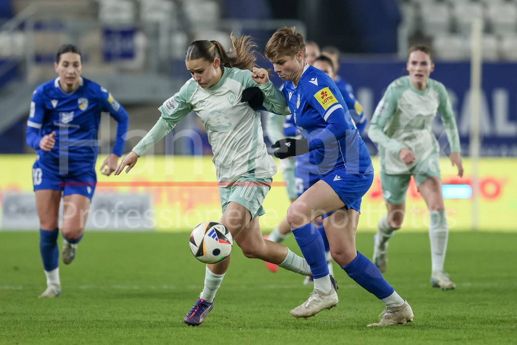 Fussball, Google Pixel Frauen-Bundesliga, FC Carl Zeiss Jena - SV Werder Bremen | v.li.: Tuana Mahmoud (SV Werder Bremen, 10) und Gwen Mummert (FC Carl Zeiss Jena, 27) im Zweikampf, Duell, Dynamik, Aktion, Action, Spielszene, DIE DFB-RICHTLINIEN UNTERSAGEN JEGLICHE NUTZUNG VON FOTOS ALS SEQUENZBILDER UND/ODER VIDEOÄHNLICHE FOTOSTRECKEN. DFB REGULATIONS PROHIBIT ANY USE OF PHOTOGRAPHS AS IMAGE SEQUENCES AND/OR QUASI-VIDEO.
