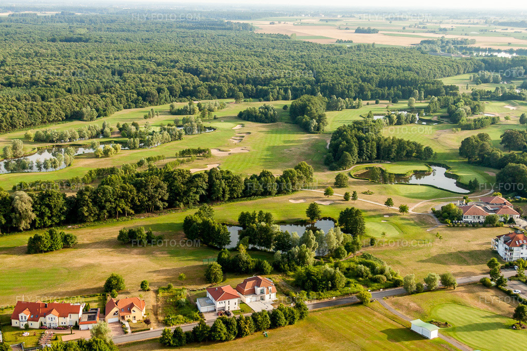 Aerial view: Grounds of the golf course Golf Club Soufflenheim Baden-Baden in Soufflenheim in the state Bas-Rhin, France. – Photo: IMG_30519.jpg taken on 07/09/2010 by Werner Riehm/FLY-FOTO.com – Resolution of the original: 4752 x 3168 px