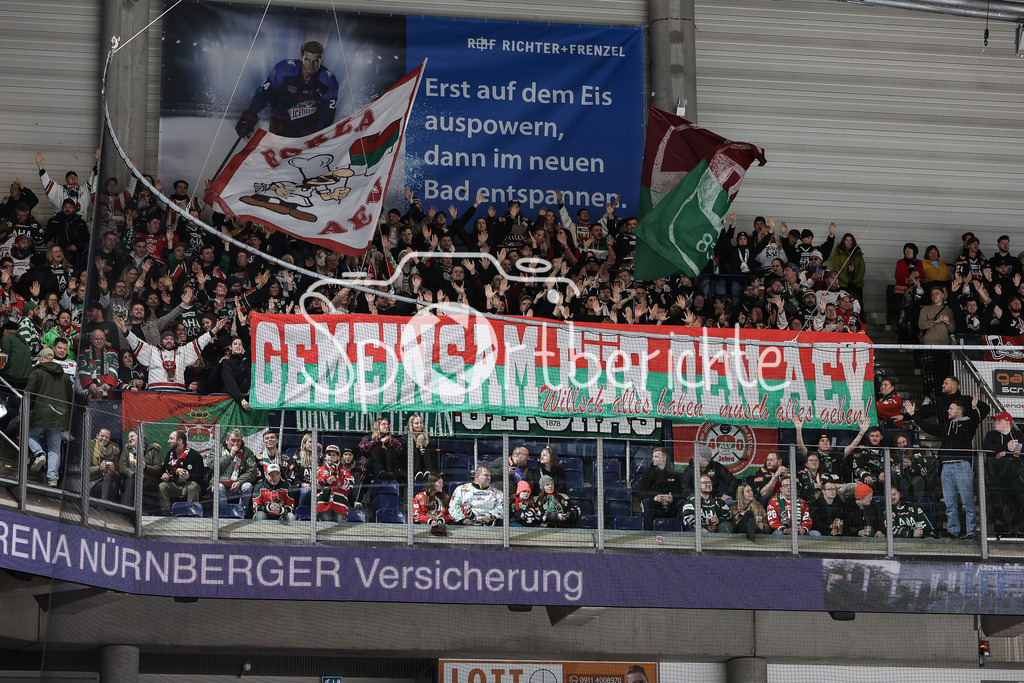 Nürnberg Ice Tigers - Augsburger Panther | Die Anhaenger der Panther machen deutlich um was es heute in Nuernberg geht / Ultras / Fans / Fan / Zusachauer /