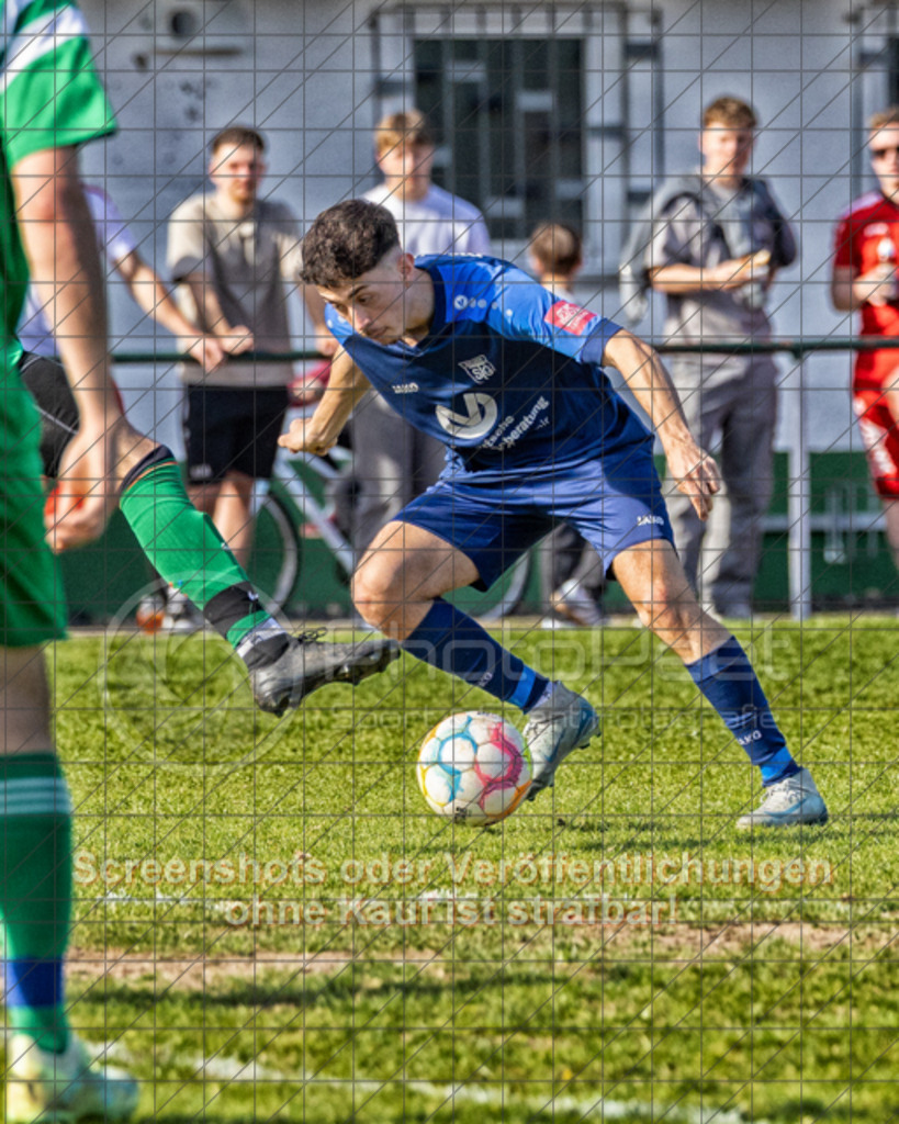 20250419_170818_0159-Bearbeitet | #,TG Reichenbach (grün) vs. TSG Salach II (blau), Fussball, Kreisliga B10 - Bezirk Neckar/Fils, 23. Spieltag, Saison 2024/2025, Rasenplatz, Sportplatz Reichenbach, Dobelstraße, 73072 Donzdorf, 19.04.2025 - 16:00 Uhr,Foto: PhotoPeet-Sportfotografie/Peter Harich