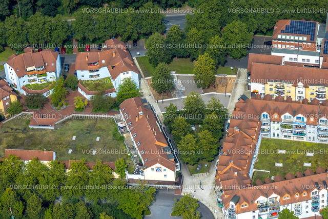 Froendenberg230901956 | Luftbild, Bruayplatz, Aldi Supermarkt und Wohnhäuser mit roten Dächern, Winschoter Straße, Fröndenberg, Fröndenberg, Ruhrgebiet, Nordrhein-Westfalen, Deutschland