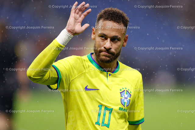 220923bravsgha_0910 | Frankreich Le Havre, 23.09.2022 xabx Nationalteams Freundschaftsspiel Brasilien – Ghana v.l.,Neymar Junior (Brazil) bedankt sich bei den Fans, bedanken, Dank. Mannschaft nach dem Spiel, after the Match bedankt sich bei den Fans, applauds the fans - Realisiert mit Pictrs.com