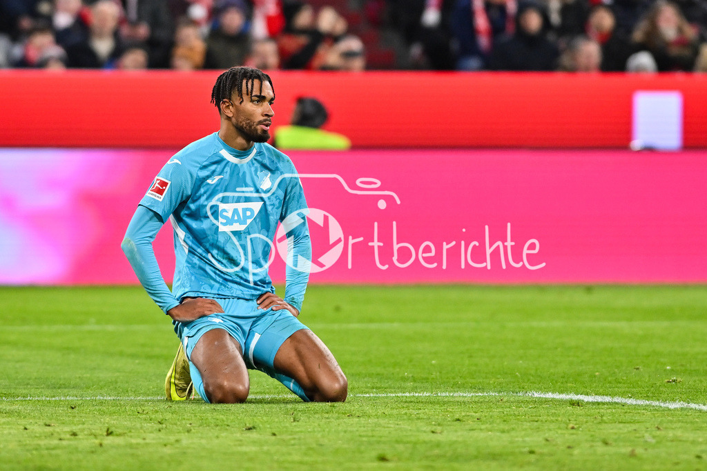FC Bayern München - TSG 1899 Hoffenheim | MUNICH, GERMANY - 08. FEBRUARY: im Bild Kevin AKPOGUMA (TSG Hoffenheim 25) nach seiner roten Karte / Einzelfoto / Freisteller während dem Bundesligamatch zwischen dem FC Bayern München und der TSG 1899 Hoffenheim am 21. Spieltag in der Allianz Arena / DFL REGULATIONS PROHIBIT ANY USE OF PHOTOGRAPHS AS IMAGE SEQUENCES AND/OR QUASI-VIDEO