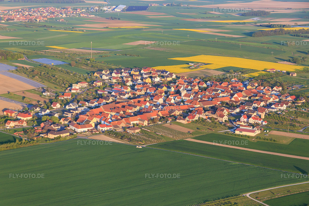 Luftbild: Ortsansicht von Westen im Ortsteil Lindach in Kolitzheim im Bundesland Bayern in Deutschland. Foto: IMG_087854.jpg vom 05.05.2016 durch Werner Riehm/FLY-FOTO.de