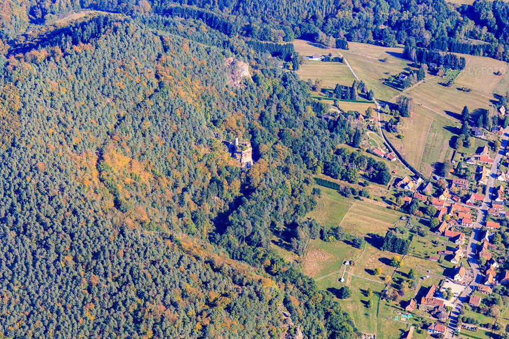 Vue aérienne: Ruines de Klein-Arnsberg à Obersteinbach dans le département Bas Rhin, France.Photo: IMG_095113.jpg prise le 16/10/2016 par Werner Riehm/FLY-FOTO.euRésolution de l'original: 5472 x 3648 px