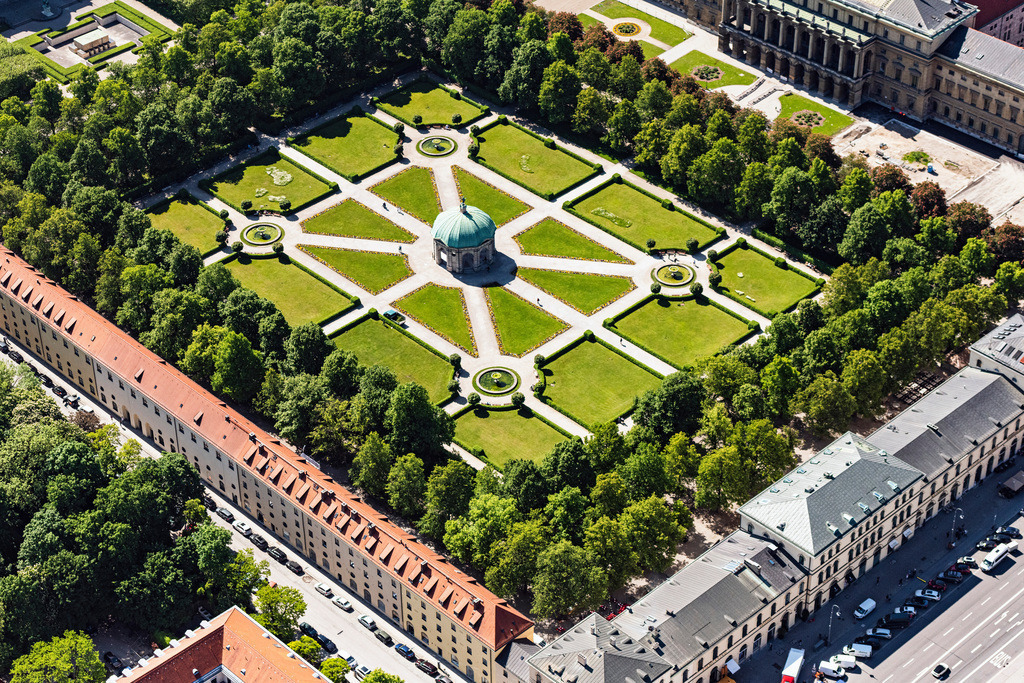 dr__0027437.jpg | MüNCHEN 24.05.2019 Blick auf den Hofgarten in München im Bundesland Bayern. Die barocke Parkanlage mit dem Pavillon Dianatempel in der Mitte wurde 1613 bis 1617 angelegt und grenzt an das Gebäude der Bayrischen Staatskanzlei. // View of the Hofgarten in Munich in the state Bavaria. Foto: Daniel Reiter