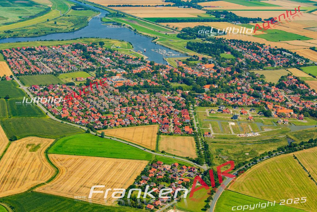 Greetsiel Krummhörn Bild- Das Luftbild wurde 2025 vom UL-Flugzeug heraus erstellt ( keine Drohne bzw. Drohnenaufnahme ) - Hochauflösende Luftaufnahme -Nicht vergleichbar mit Google Maps oder Satelittenbilder- Die Geschenkidee !Mit Lizenz und Bildrechte bestellbar - CC