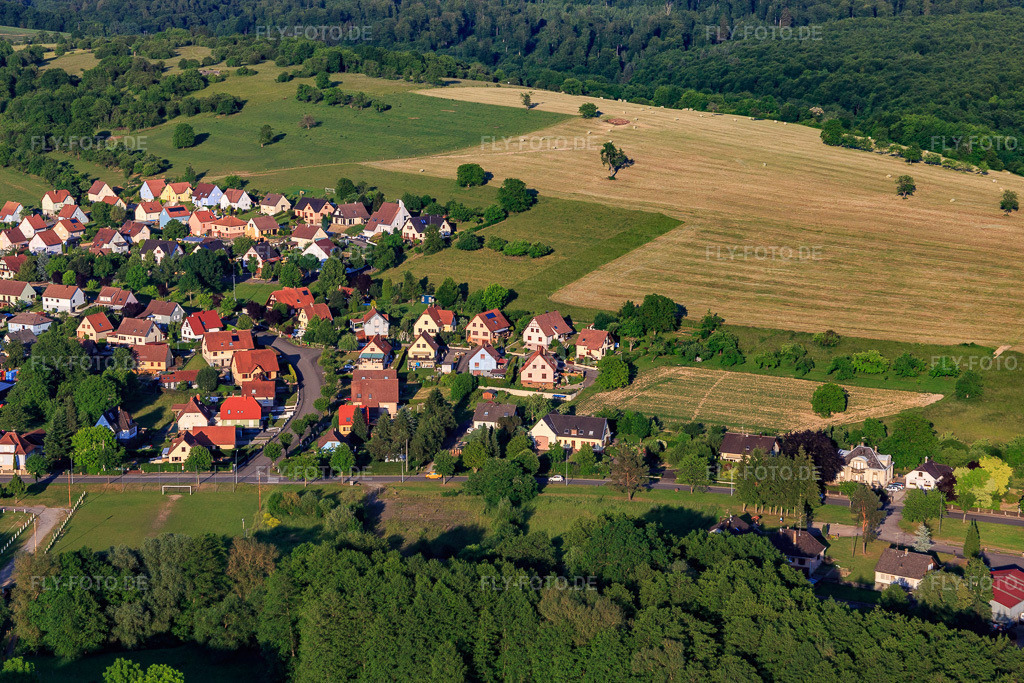 Luftbild: Rue de Droux in Lembach im Bundesland Bas-Rhin in Frankreich.Foto: IMG_080252.jpg vom 05.06.2015 durch Werner Riehm/FLY-FOTO.deAuflösung des Originals: 5472 x 3648 px