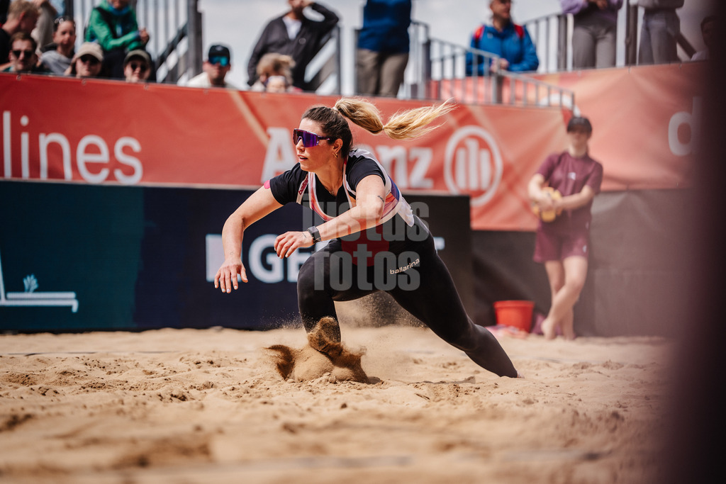 Beachvolleyball | Frauen | Allianz German Beach Tour 2025 | Tourstop Düsseldorf | 17.05.2025 | Sandra Ferger sprintet zum Ball