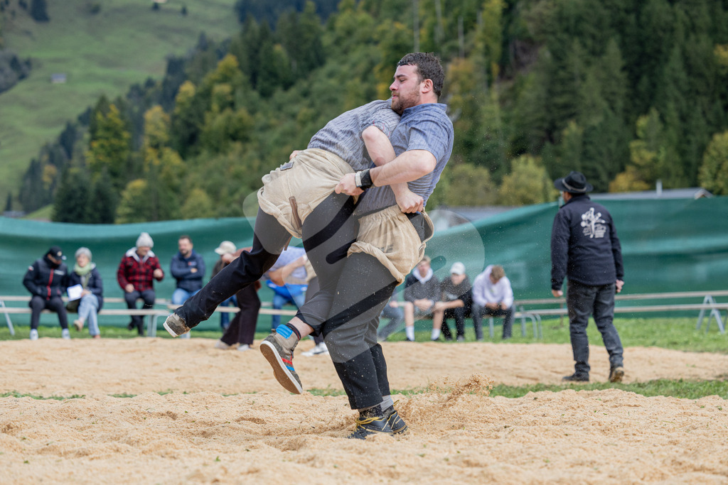 Unteriberg2025_2595 | Die Schwinger des Schwyzer Kantonalen Schwingerverbandes: Fotos, die Dynamik und Leidenschaft festhalten, sowie emotionale Momente aus dem traditionellen Schwingsport zeigen. - Realisiert mit Pictrs.com