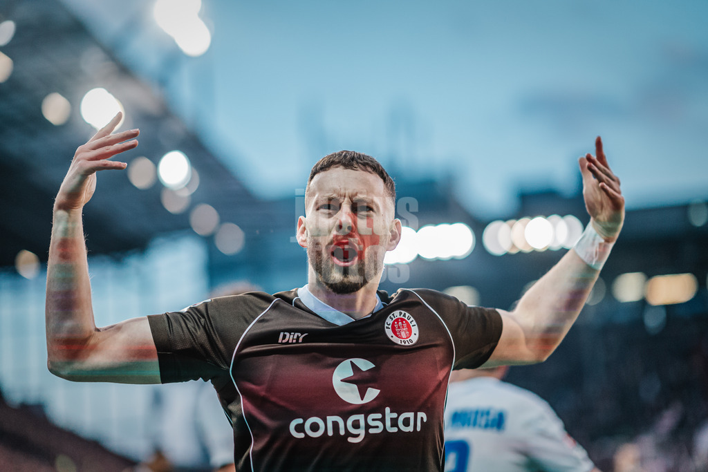 Fußball | Männer | Saison 2023/2024 | 2. Fußball-Bundesliga | 31. Spieltag | FC St. Pauli vs. FC Hansa Rostock | 26.04.2024 | Carlo Boukhalfa (#16, FC St. Pauli) feuert die Fans an