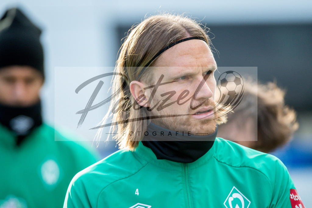 20200218_TRASVW_0004 | Fussball, Herren: Michael Lang (Werder Bremen) schaut waehrend der Trainingseinheit des SV Werder Bremen auf dem wohninvest Weserstadion Trainingsplatz am 18.02.2020 in Bremen, Deutschland. - Realisiert mit Pictrs.com