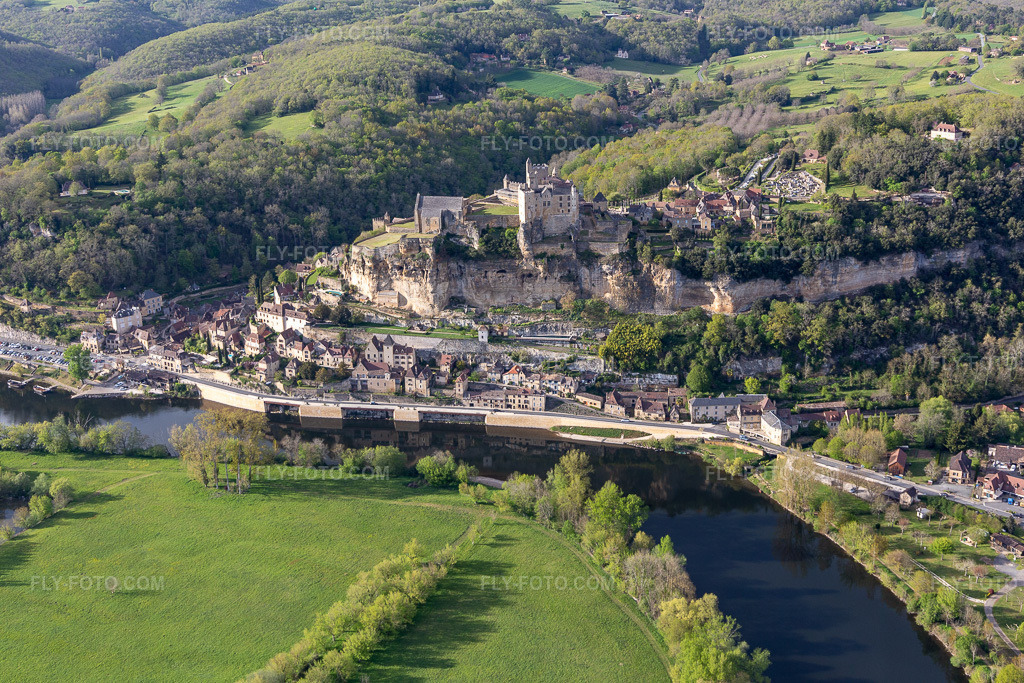 Aerial view: Chateau de Beynac in Beynac-et-Cazenac in the state Dordogne, France.Photo: IMG_113497.jpg taken on 04/16/2019 by Werner Riehm/FLY-FOTO.comResolution of the original: 5472 x 3648 px