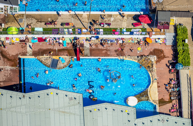 Herne240803720Freibad_RevierparkGysenberg | Luftbild, Freizeitbad LAGO-Die Therme im Gysenbergpark, Badegäste im Freibad mit Wellenbad und Wasserrutsche, Sonnenschirme auf der Liegewiese, Baustelle, Sodingen, Herne, Ruhrgebiet, Nordrhein-Westfalen, Deutschland
