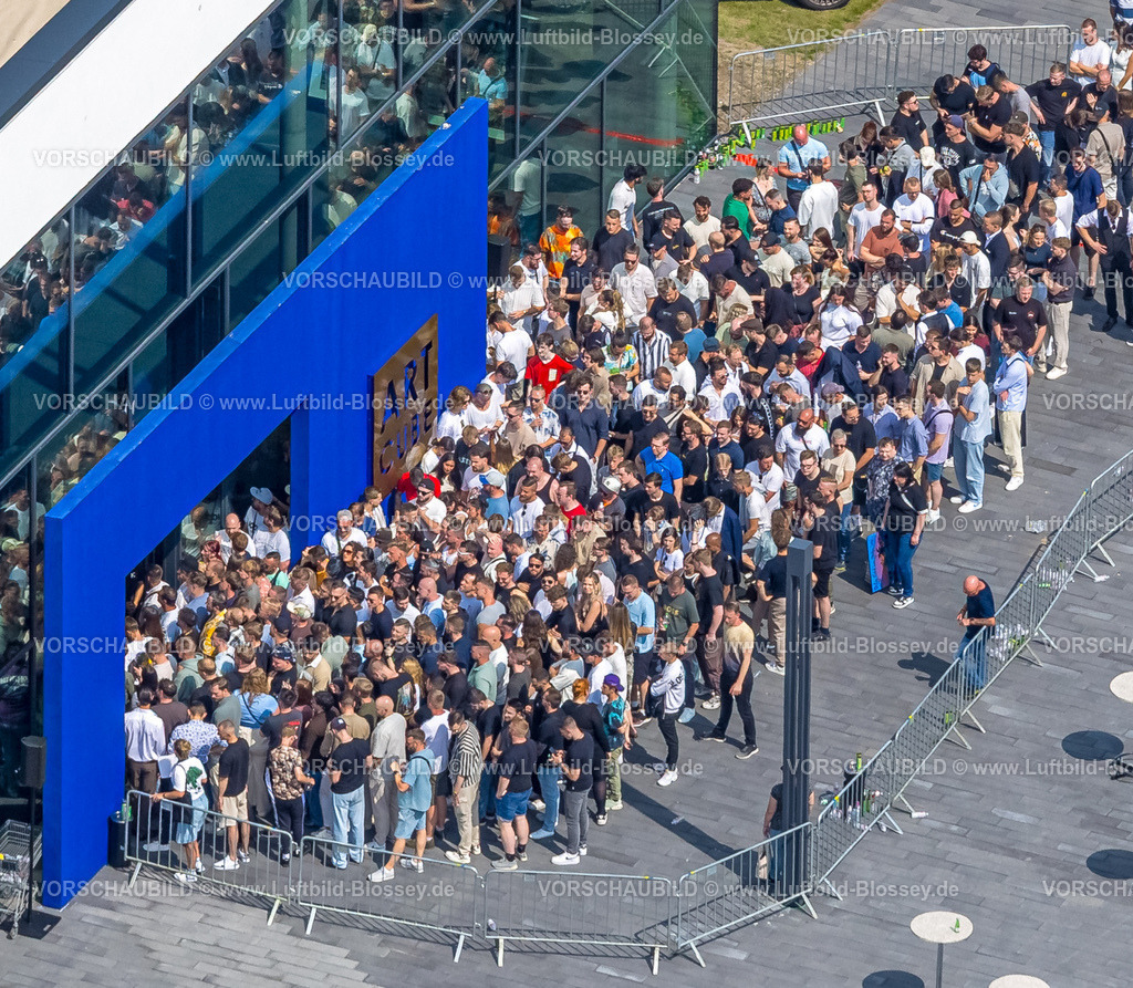 Hamm250808784-3 | Luftbild Hamm Kunstgalerie Mensing, Event, 1000 Besucher werden in der Kunstgalerie Art Cube erwartet, Ex-Rapper Kollega tritt auf, Besucherschlange, Rhynern, Hamm, Nordrhein-Westfalen, Deutschland