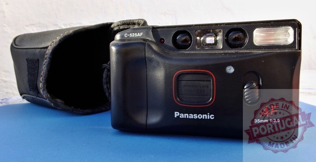 Panasonic C-525AF vintage 35mm film camera with case | Panasonic C-525AF point and shoot camera resting next to its black fabric case - Realisiert mit Pictrs.com
