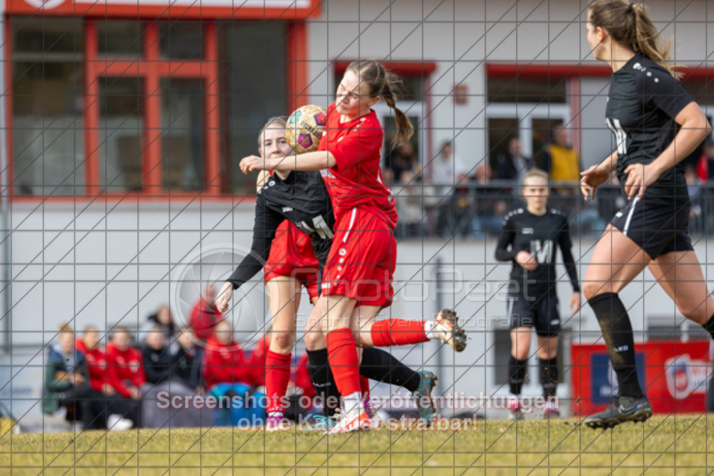 20250223_134428_0380 | #,1.FC Donzdorf (rot) vs. TSV Tettnang (schwarz), Fussball, Frauen-WFV-Pokal Achtelfinale, Saison 2024/2025, Rasenplatz Lautertal Stadion, Süßener Straße 16, 73072 Donzdorf, 23.02.2025 - 13:00 Uhr,Foto: PhotoPeet-Sportfotografie/Peter Harich
