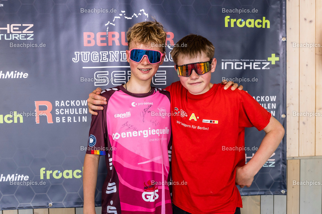 2025-200076226-Jugend-Beach-Serie-Fotobox | Pinar Atalay, Bundeskanzler Friedrich Merz 31.05.2025; Berlin Foto: Gerold Rebsch - www.beachpics.de