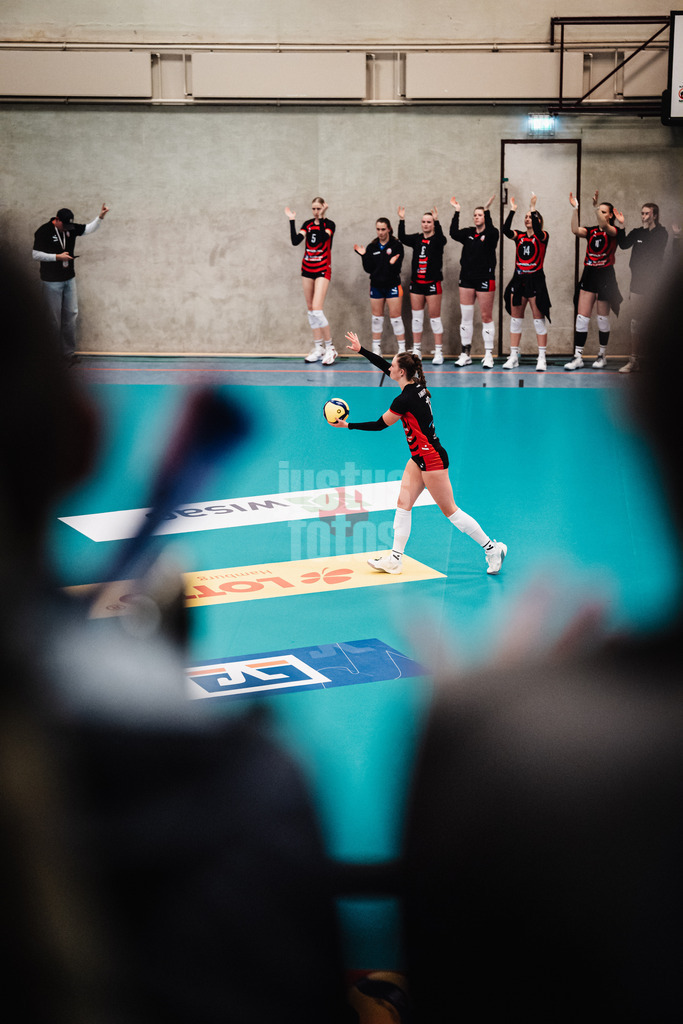 Volleyball | Frauen | Saison 2025/2026 | Volleyball Bundesliga | ETV Hamburger Volksbank Volleys vs. Ladies in Black Aachen | 29.10.2025 | Hannah Ammerman (#12, ETV Hamburger Volksbank Volleys) beim Aufschlag