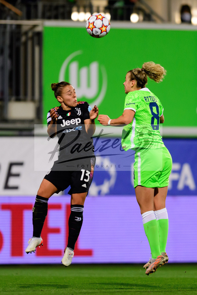 WOBJUV20211118_028 | Fussball, Frauen: Lisa Boattin (Juventus FC) und Lena Lattwein (VfL Wolfsburg) im Zweikampf bei dem Spiel der UEFA Women´s Champions League zwischen VfL Wolfsburg und Juventus Turin im AOK-Stadion am 18.11.2021 in Wolfsburg, Deutschland. - Realisiert mit Pictrs.com