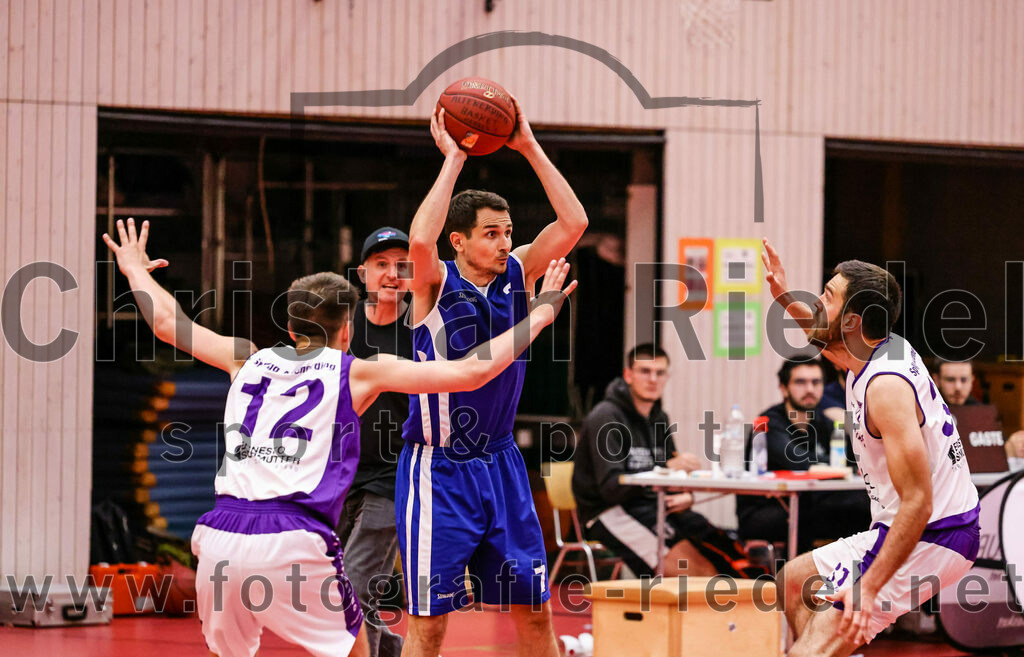 2022-05-29_094_SpVgg_Altenerding_gegen_Muenchen_Basket_2 | Erding, Deutschland, 29.05.2022:
Basketball, Bezirksliga 2021 / 2022, Herren Turnier der 2. der Aufstiegsrunden, SpVgg Altenerding gegen München Basket 2, Endergebnis: 

Sebastian Weber (SpVgg Altenerding, #12), Robert Stais (München Basket, #7), Sasa Sukovic (SpVgg Altenerding, #31)

Foto: Christian Riedel / fotografie-riedel.net