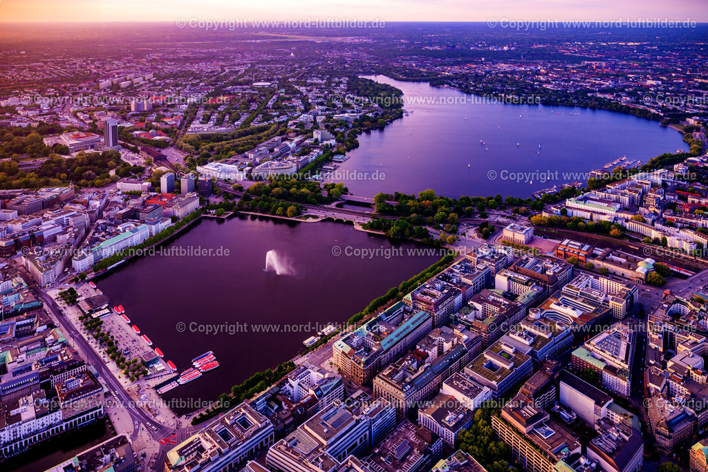 Hamburg_Alster_Sonnenuntergang_ELS_8304060525 | HAMBURG 06.05.2025 Uferbereichs- Landschaft am Gebiet der Seenkette Außenalster - Binnenalster in Hamburg, Deutschland. // Waterfront landscape on the lake Aussenalster - Binnenalster in Hamburg, Germany. Foto: Martin Elsen