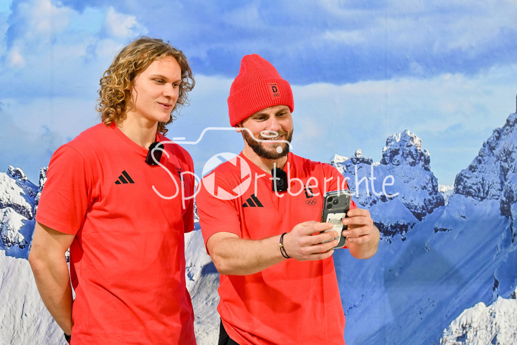 Einkleidung Team D Milano Cortina 2026 | Munich, GERMANY - 12. JANUARY: Korbinian GEIBEL (Spieler der Eisbären Berlin) und Parker TUOMIE (Spieler der Kölner Haie) bei der Einkleidung des Teams D am 12.01.2026 in der MTC world of fashion in München