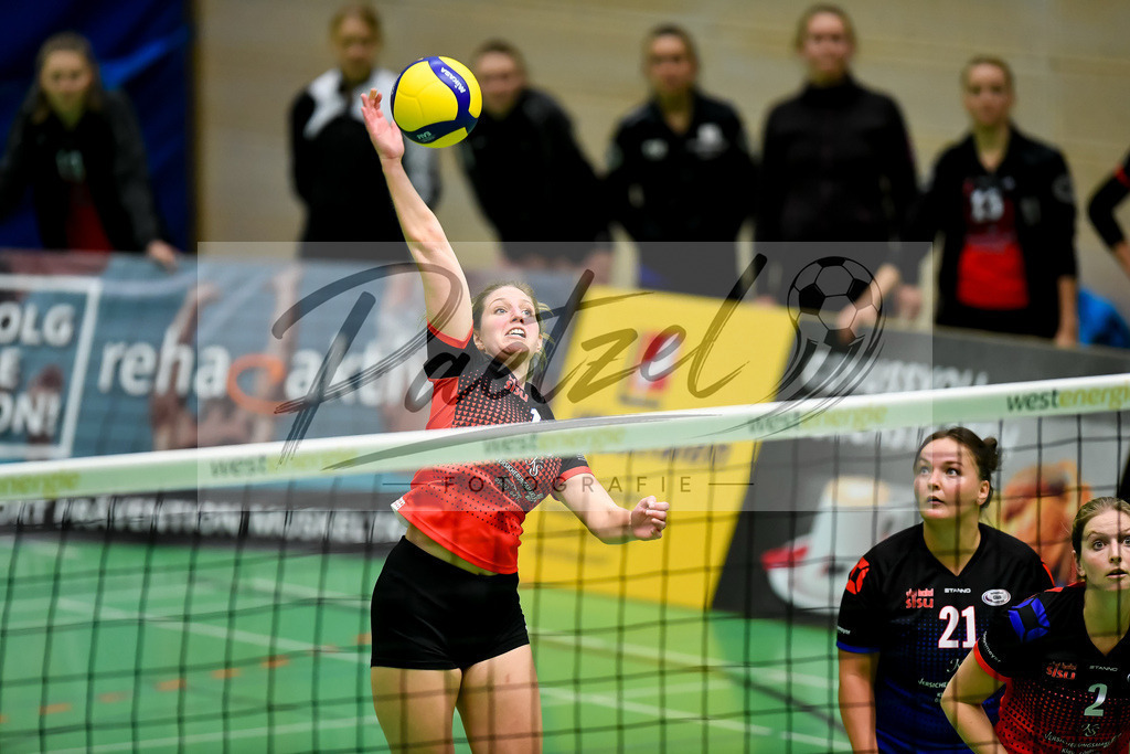 VCOBWA20211106_094 | Volleyball, Frauen:   bei dem Spiel der 3. Liga West zwischen VC Osnabrueck und SV BW Aasee in der Schlosswallhalle am 06.11.2021 in Osnabrueck, Deutschland. - Realisiert mit Pictrs.com