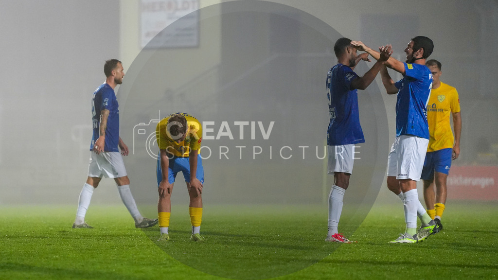 Fußball, Herren, Saison 2025/2026, Regionalliga Nordost, 6. Spieltag, FSV 63 Luckenwalde vs. VSG Altglienicke, Freitag 28.08.2025, Werner-Seelenbinder-Stadion Luckenwalde | Fußball, Herren, Saison 2025/2026, Regionalliga Nordost, 6. Spieltag, FSV 63 Luckenwalde vs. VSG Altglienicke, Freitag 28.08.2025, Werner-Seelenbinder-Stadion Luckenwalde, Im Bild: Enttäuschung beim FSV 63 Luckenwalde(l.) und Jubel bei der VSG Altglienicke (r.) - Realisiert mit Pictrs.com