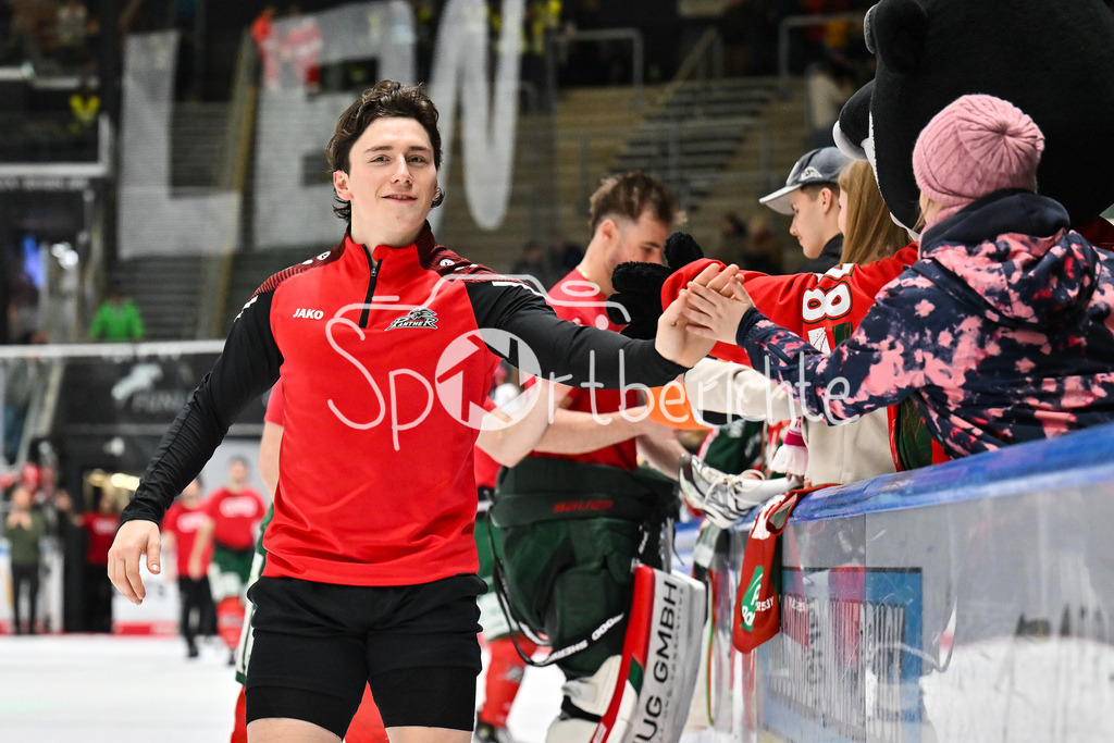 Augsburger Panther - Eisbären Berlin | aUGSBURG, GERMANY - 27. JANUARY: die Mannschaft der Panther feiert zusammen mit den Fans den 2-1 Heimsieg gegen Berlin nach dem Match zwischen den Augsburger Panthern und den Fischtown Pinguins am 43. Spieltag der Penny DEL im Curt Frenzel Stadion - Enrico HENRIQUEZ (Augsburger Panther 52)