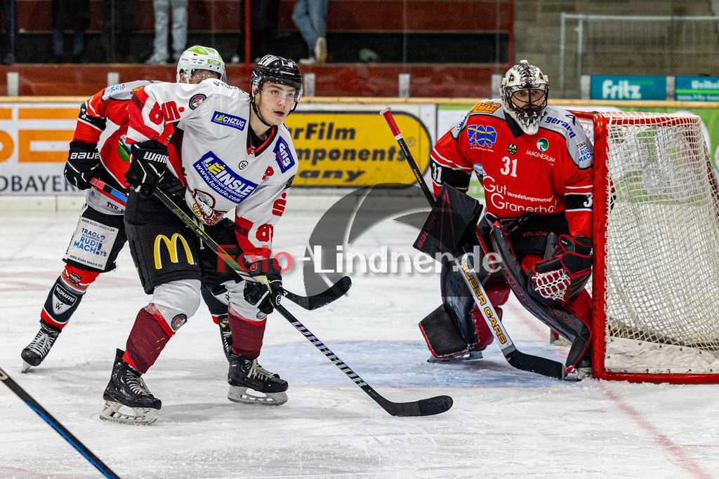 TSV Peißenberg Miners vs ESV Buchloe Pirates | Eishockey Bayernliga 2023/2024, TSV Peißenberg Miners vs ESV Buchloe Pirates,
Robert WITTMANN (Pirates 6) wartet auf Pass vor dem Tor von Korbinian SERTL (Miners Goali 31),
2023-11-10 in Peißenberg (Eisstadion)
6 Robert WITTMANN (Pirates 6), 31 Korbinian SERTL (Miners Goali 31)
Copyright: WolfgangxLindner foto-lindner.de
