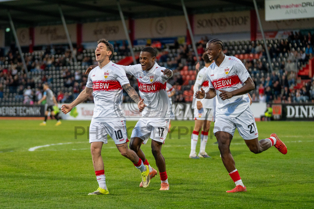 VfB Stuttgart II vs. SSV Ulm 1846 Fussball, Fussball, 3. Liga, 32. Spieltag, 08.04.2026 | Nicolas Sessa (VfB Stuttgart II, #10) jubelt nach seinem Treffer zum 1:0 mit Abdenego Nankishi (VfB Stuttgart II, #17) und Mansour Ouro-Tagba (VfB Stuttgart II, #27),VfB Stuttgart II vs. SSV Ulm 1846 Fussball, Fussball, 3. Liga, 32. Spieltag, 08.04.2026DFB regulations prohibit any use of photographs as image sequences and/or quasi-video