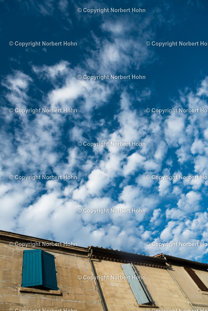 Reisefotografie - Frankreich - Provence | Fensterlaeden vor einem blauen Wolkenhimmel. - Realisiert mit Pictrs.com