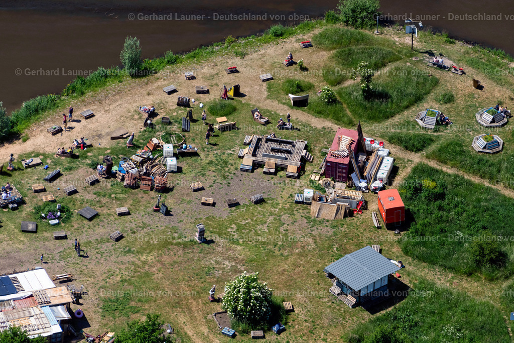 4029516 | BREMEN 01.06.2020 Sandstrand- Landschaft des Naturstrand Hemelingen entlang des Ufer- Flußverlaufes der Weser in Bremen, Deutschland. // Sandy beach landscape of the natural beach Hemelingen along the banks of the river Weser in Bremen, Germany. Foto: Gerhard Launer