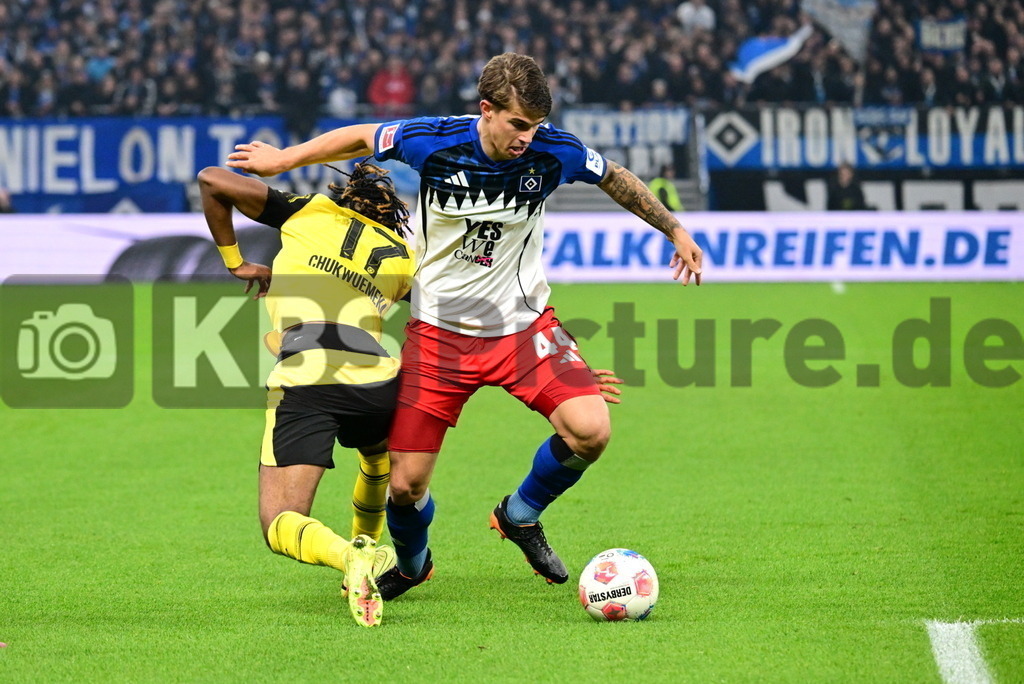 KBS Picture_HSV-Dortmund_035 | v.l. Chukwuemeka Carney (Bor. Dortmund) , Vuskovic Luka (HSV) ,Sportplatz :  Volksparkstadion, - Realisiert mit Pictrs.com