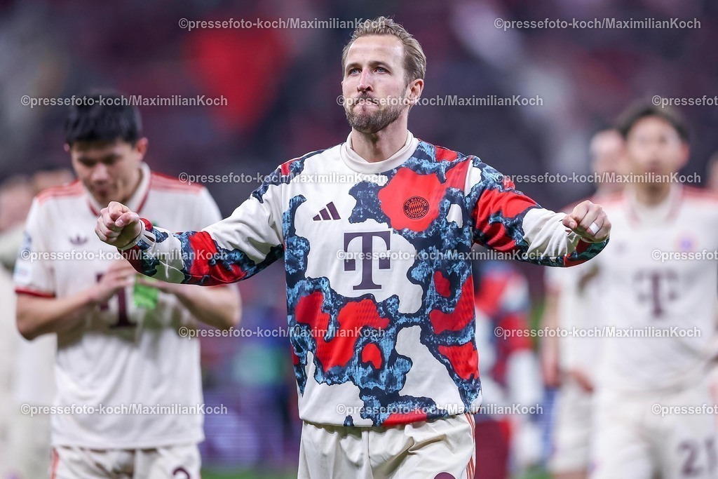 UCL11032501070 | 11.03.2025, Fußball, UEFA Champions League, Bayer 04 Leverkusen - FC Bayern München, Achtelfinale Rückspiel, BayArena, Saison 2024 2025: Abschlussjubel nach dem 2:0 Sieg für Bayern München . Harry Kane (FC Bayern #9) jubelndDFB regulations prohibit any use of photographs as image sequences and or quasi-video.