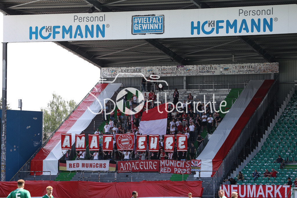SpVgg Greuther Fürth II - FC Bayern Amateure | Die Fans der Bayern Amateure unterstuetzen ihr Team in Fuerth / Zuschauer / Ultras / Choreo / Choreographie