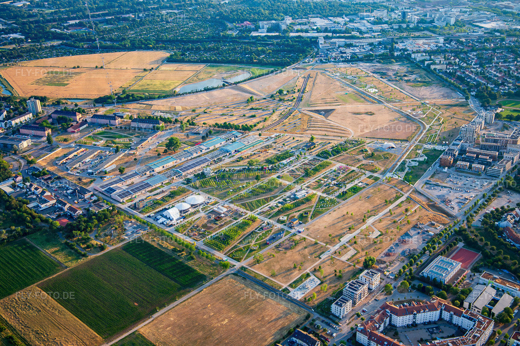 Überblick  von Nordwest  auf Spinelli-Park der Bundesgartenschau Mannheim BUGA 2023 https://www.buga23.de/ | Luftbild: Überblick  von Nordwest  auf Spinelli-Park der Bundesgartenschau Mannheim BUGA 2023 https://www.buga23.de/ im Ortsteil Käfertal in Mannheim im Bundesland Baden-Württemberg in Deutschland. Foto: IMG_137148.jpg vom 24.06.2023 durch ©2025 Werner Riehm fly-foto.de/copyright - Realisiert mit Pictrs.com