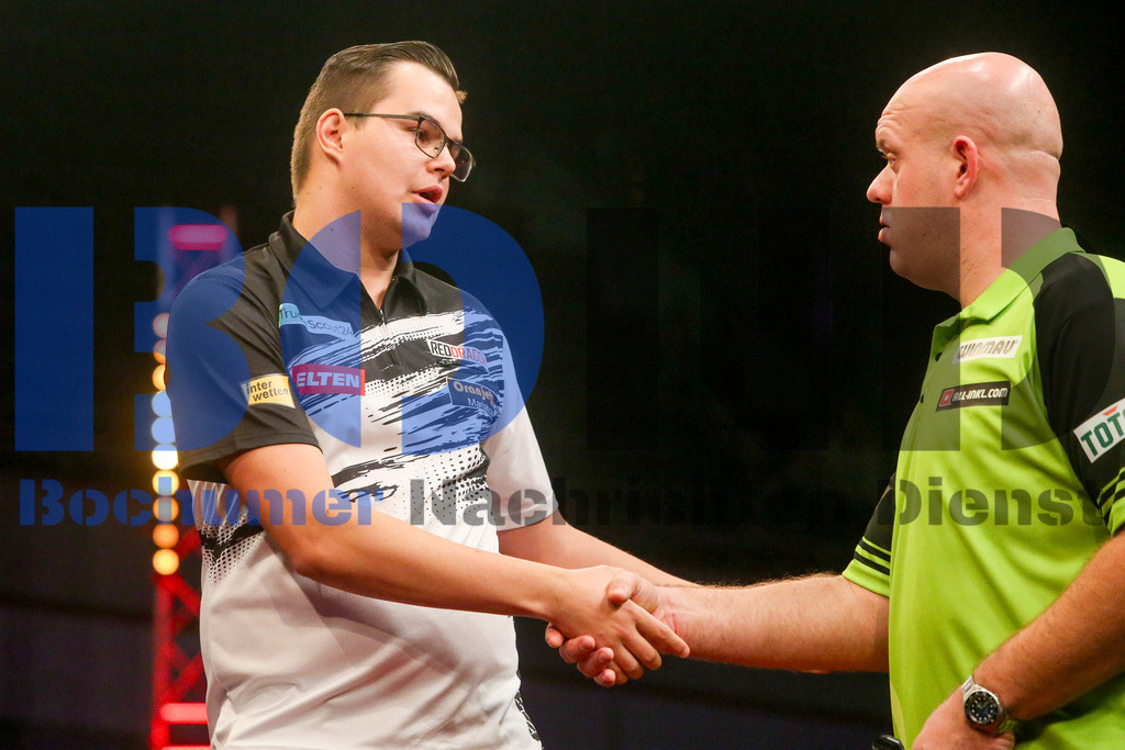  29.10.2023 - 
 | Sebastian Sendlak / Bochumer Nachrichtendienst (BOND) - PDC European Darts Championship: Viertelfinale {Persons shown} - Realisiert mit Pictrs.com